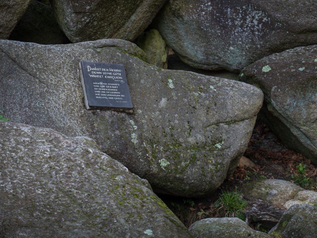 Sign at the Siegfried well. Psalm 118: Give thanks to the Lord - For His mercy endures forever. And below an excerpt from Paul Gerhardt's "The golden sun full of joy and delight": My eye sees what God has built, for his honor and to teach us, how his power is mighty and great.