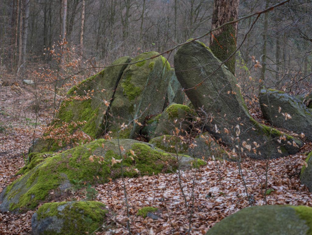 Half collapsed arrangement of three parts
