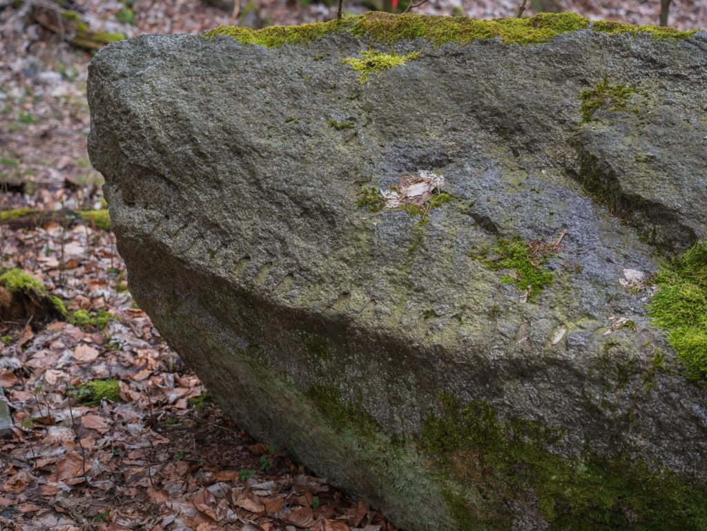 Chisel or splitting marks on the workpiece