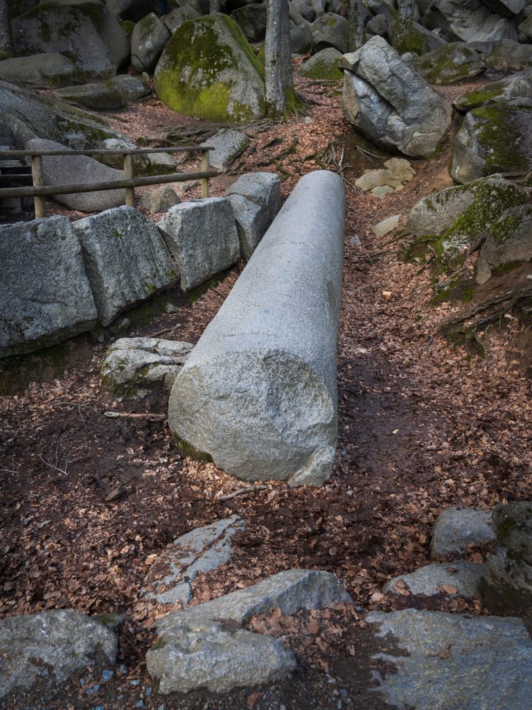 The toppled Giant Column, over 9 meters long and weighing 27.5 tons